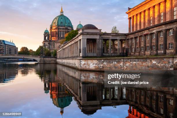 sunrise, reflection, berliner dom (berlin cathedral church), berlin, germany - spree river stockfoto's en -beelden