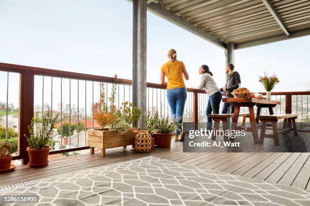 freunde auf dem balkon - balkon essen stock-fotos und bilder