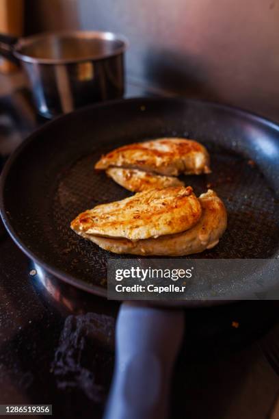 cuisine - cuisson d'un morceau de viande blanche - viande blanche - fotografias e filmes do acervo