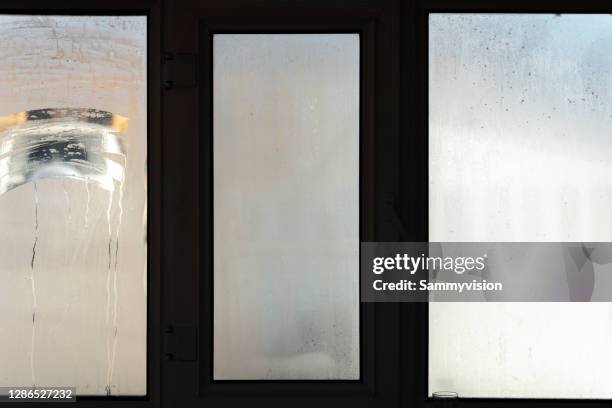frost on windows - glaçage photos et images de collection