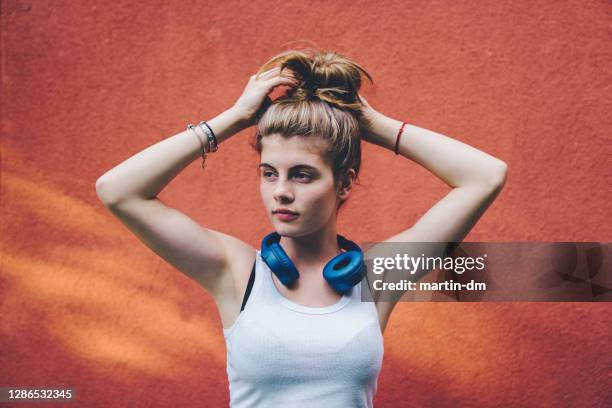 rommelig broodje kapsel voor tienermeisjes - messy bun stockfoto's en -beelden