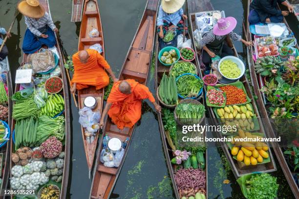 damnoen saduak floating market or amphawa. local people sell fruits, traditional food on boats in canal, ratchaburi district, thailand. famous asian tourist attraction. - marché flottant photos et images de collection