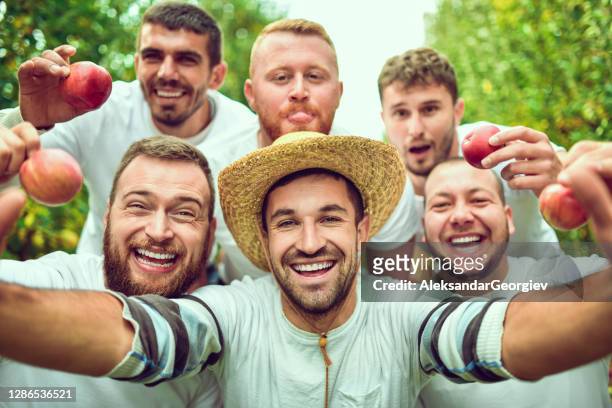 ouvriers prenant le selfie de sourire mignon tout en récoltant le verger de pomme - agriculteur selfie photos et images de collection