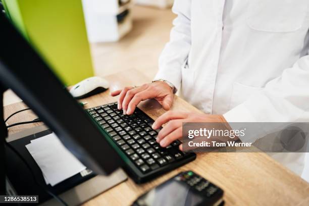 Pharmacist Computer Pharmacy Counter Top View Photos and Premium High Res Pictures - Getty ...