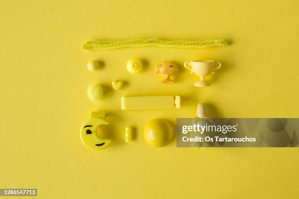 flay lay yellow tiny items knolling - grupo médio de objetos - fotografias e filmes do acervo