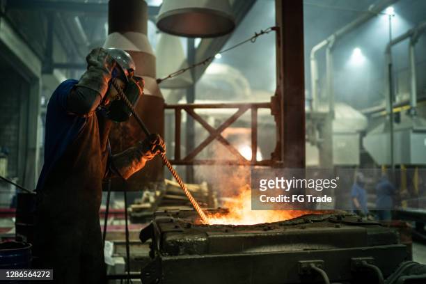 trabalho da indústria metalúrgica - forno de aço - fundir condição - fotografias e filmes do acervo
