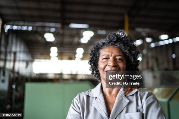 verticale d’une femme aînée travaillant dans une industrie - industrial portraits character photos et images de collection