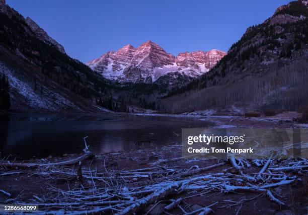 first sunlight on maroon peak in early winter, maroon bells, aspen, co - aspen mountain fotografías e imágenes de stock