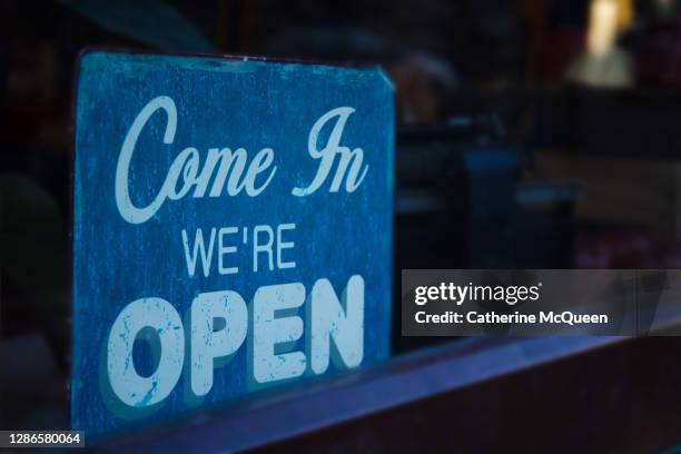 Shopkeeper Open Sign FotografĂas e imágenes de stock - Getty Images