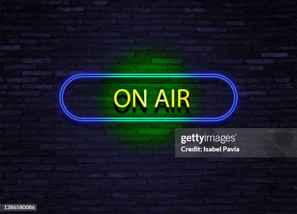 on air sign in neon lights - on air sign imagens e fotografias de stock