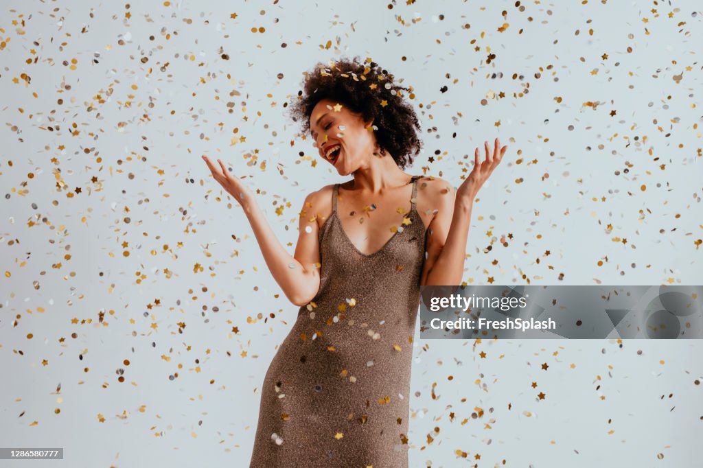 Party Time: Glad ung afroamerikansk kvinna dansar i Konfetti Regn (Vit bakgrund)