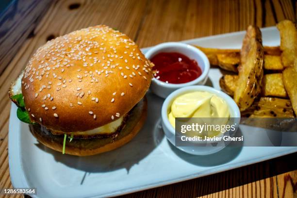 hamburguesa casera con papas fritas rústicas - hamburguesa stock-fotos und bilder