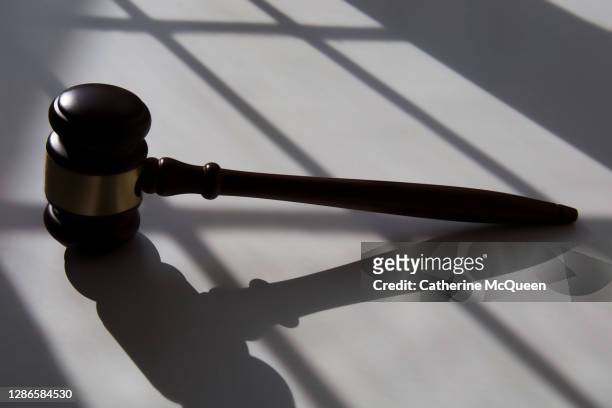 judge’s traditional wooden gavel - legal trial - fotografias e filmes do acervo