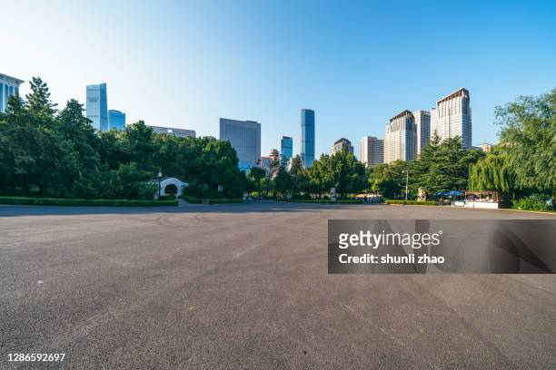 road in the park - city stockfoto's en -beelden
