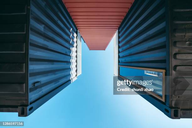 the gap between the containers from directly below - distribution warehouse stockfoto's en -beelden