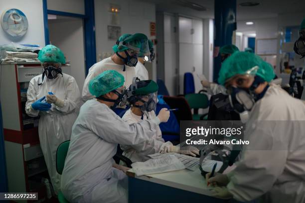Nurse Marta Polo , dark blue cap) works with her colleagues in the ICU of the San Jorge Hospital on November 19, 2020 in Huesca, Spain. Marta Polo is...