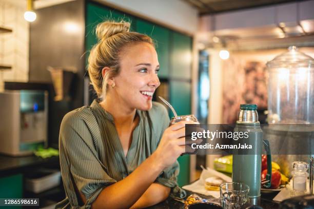 rubia relajada empresaria argentina disfrutando de mate break - yerba mate fotografías e imágenes de stock