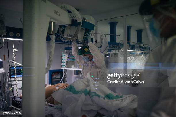 Several of health workers attend to a man infected with Covid-19 in the ICU of the San Jorge Hospital on November 19, 2020 in Huesca, Spain. Marta...