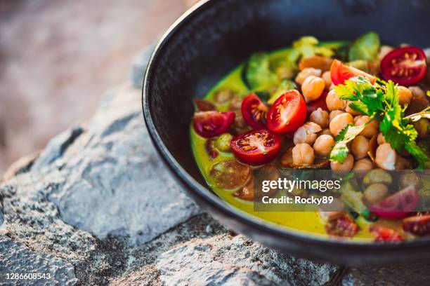 läckra asiatiska grön curry med kokosmjölk - curry bildbanksfoton och bilder