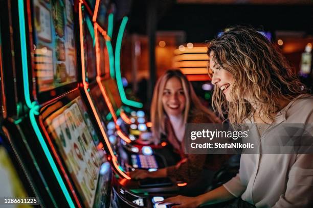 wissen sie, wie man spielt - amusement arcade stock-fotos und bilder