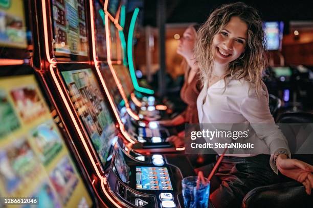 temps d’amusement dans le casino - gagner casino photos et images de collection