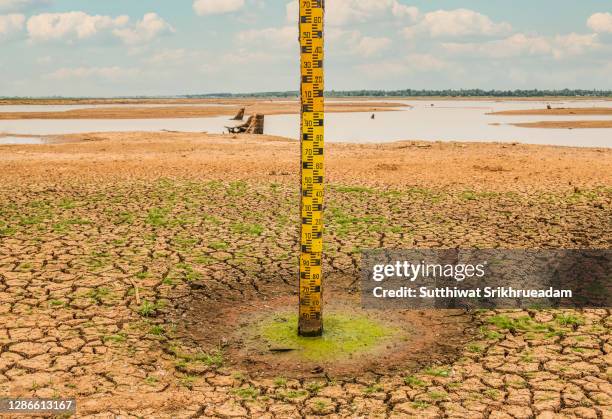 pillar measure water level in reservoir during drought - reservoir stock pictures, royalty-free photos & images