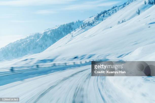 winter snow curved road - altai mountains stock-fotos und bilder
