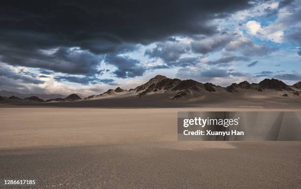 arid geological landscape - paesaggio estremo foto e immagini stock