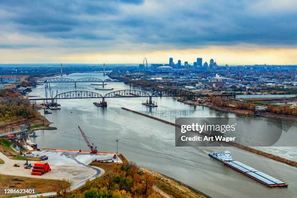 barcaza a lo largo del río mississippi - barge fotografías e imágenes de stock