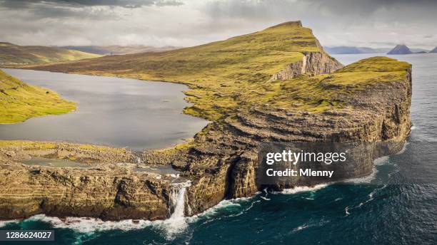 lago das ilhas sorvagsvatn faroe acima da ilha oceano vágar - ilhas faeroe - fotografias e filmes do acervo