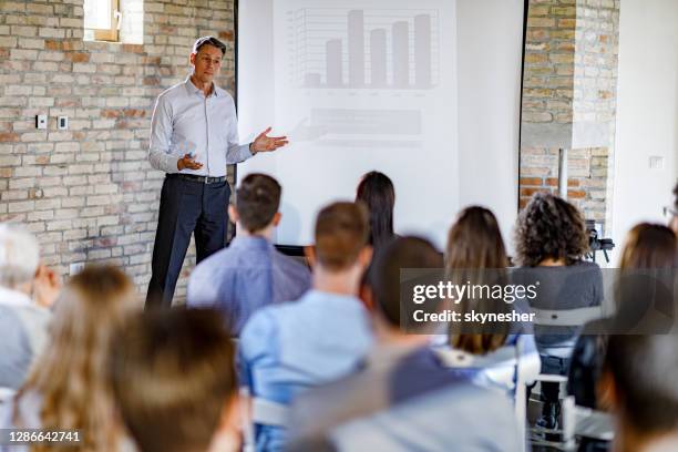 mid vuxen vd ger en presentation i styrelserummet. - presentatör bildbanksfoton och bilder