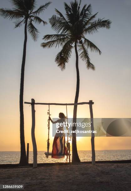 hermosa chica en la playa con un bikini - zanzibar fotografías e imágenes de stock