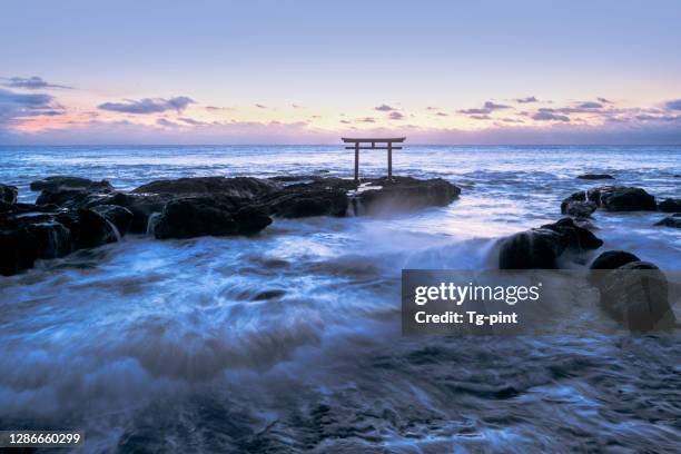 mystérieuse porte torii appelée « kamiiso no torii » et la côte d’oarai avant le lever du soleil - ibaraki prefecture photos et images de collection