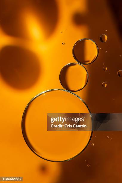 golden oil drops - beautiful metal stock-fotos und bilder