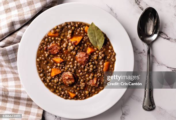 lentils soup with chorizo - linze stockfoto's en -beelden