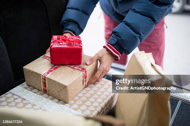 compras navideñas, hombres recortados con regalos de navidad. - trunk fotografías e imágenes de stock