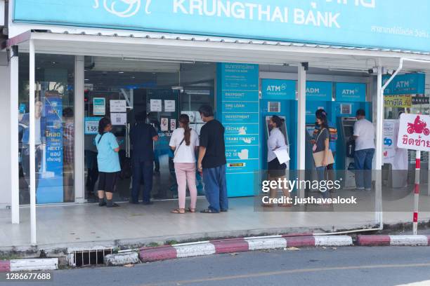 los tailandeses hacen cola frente al banco en bangkok - thai ethnicity fotografías e imágenes de stock