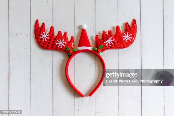 christmas reindeer headband - gorro de papá noel fotografías e imágenes de stock