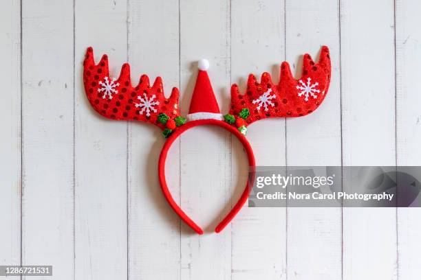 christmas reindeer headband - cappello da babbo natale foto e immagini stock