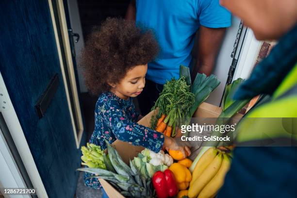 family food delivery - child delivering stock-fotos und bilder
