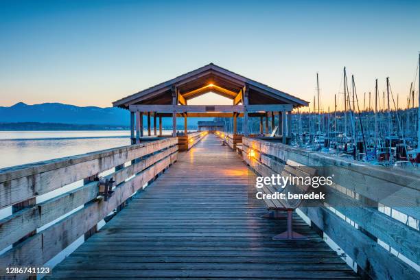 comox fisherman's wharf promenade vancouver island bc canada - vc stockfoto's en -beelden