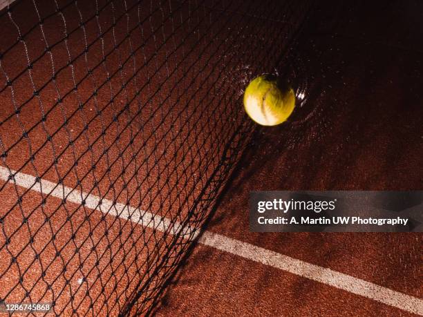 tennis ball spinning close to the net - tennis raquet close up photos et images de collection