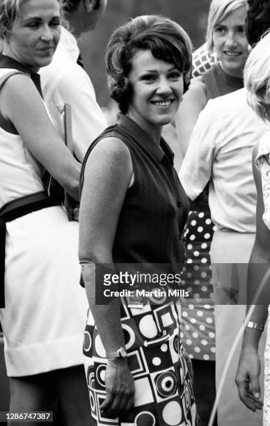 Susie Berning of the United States talks to fellow golfers after winning the 1972 U.S. Women's Open Golf Championship on July 2, 1972 at the Winged...