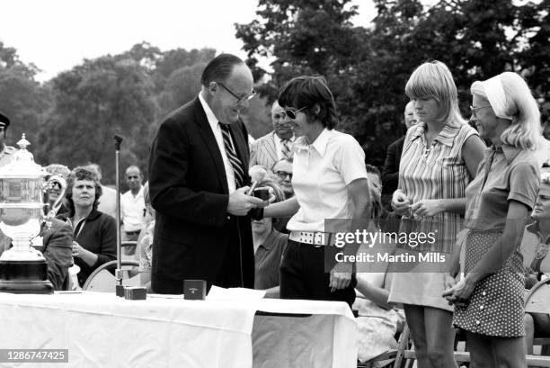 The runners-up Pam Barnett, Kathy Ahern and Judy Rankin, all from the United States recieve the second place gift after the 1972 U.S. Women's Open...