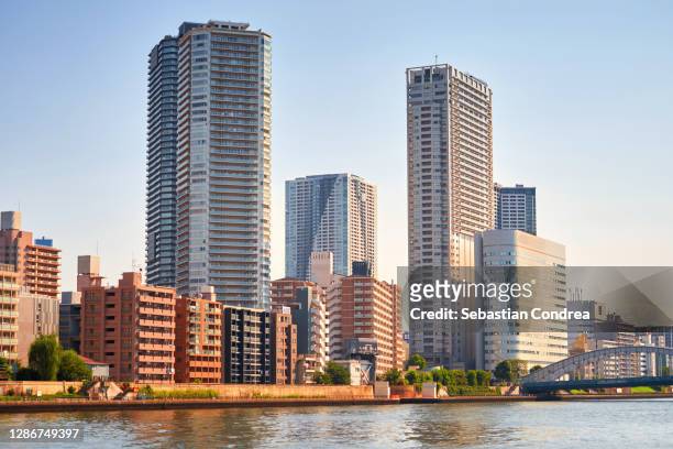 tokyo bay with tokyo cityscape in evening light, tokyo, japan. - harumi district tokyo stock pictures, royalty-free photos & images