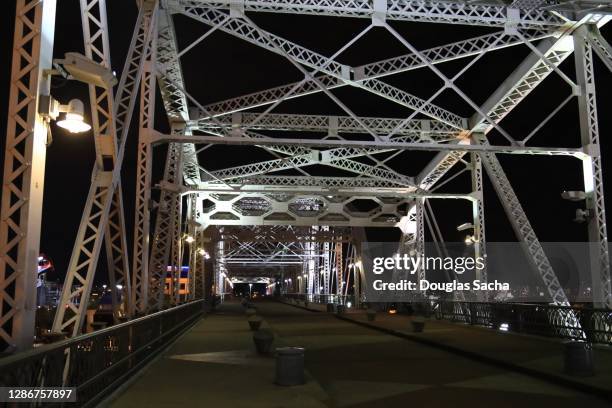 john seigenthaler pedestrian bridge in nashville - john-seigenthaler-pedestrian-bridge stock pictures, royalty-free photos & images