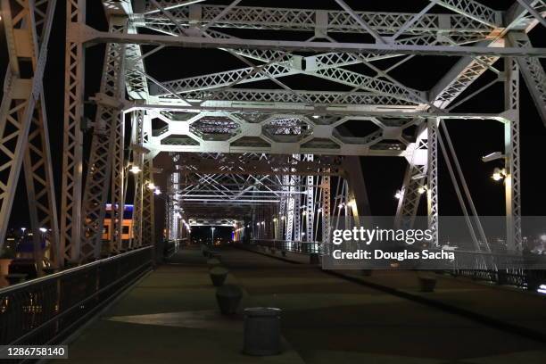 night view on the john seigenthaler pedestrian bridge in nashville - john-seigenthaler-pedestrian-bridge stock pictures, royalty-free photos & images