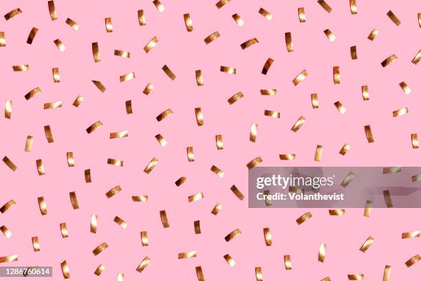 golden vintage confetti christmas pattern on pink background - christmas lights isolated stock-fotos und bilder