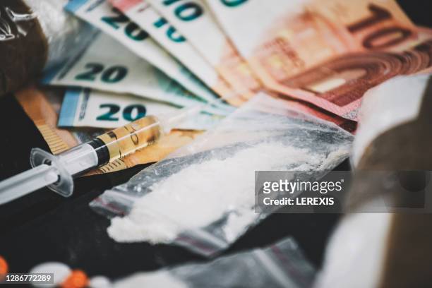 cocaine and other drugs on the table for the addict - crack cocaine fotografías e imágenes de stock