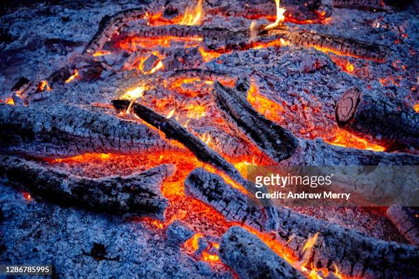 red hot glowing ashes, campfire at night - glut stock-fotos und bilder